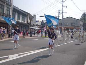 佐賀県警音楽隊が有田陶器市パレードで事件事故防止を呼びかけ
