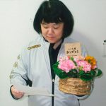 鴻巣署の若手職員が母の日に感謝の手紙とカーネーション贈る
