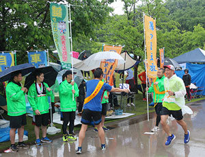 金沢城リレーマラソンで石川県警チームがタスキつなぐ