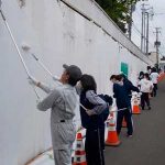 北海道滝川署が高校生とペンキ塗りの社会奉仕活動　