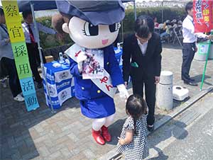 福岡県田川署が「パンの博覧会」で広報活動