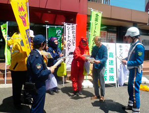 三重県警高速隊と伊賀署がシートベルト着用徹底を図る広報啓発活動を実施