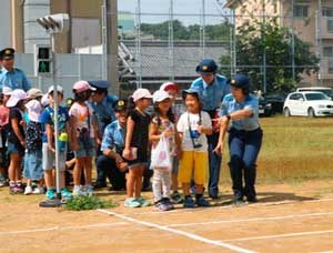 高知県警察学校の初任科生が児童に交通安全教室