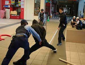 群馬県警が大型商業施設で無差別殺傷テロ訓練を実施