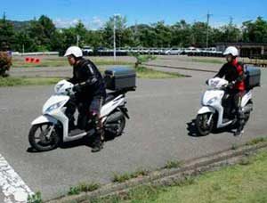 愛知県警で実習生と指導員の二輪車特性訓練