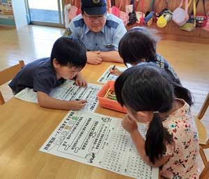 三重県いなべ署で詐欺防止の「塗り絵カレンダー」を作成