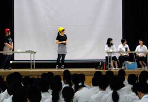 岡山県美咲署が中学校で犯罪被害者支援テーマの寸劇
