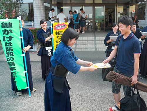 佐賀県警の女性警察官が職域対抗剣道大会で詐欺被害防止の広報