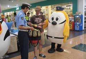 三重県警が大型商業店舗で事故防止の緊急啓発活動