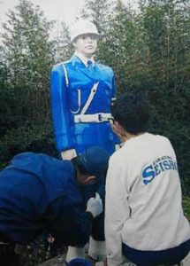  佐賀県唐津署が高校生と警察官人形を塗り替え