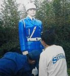 佐賀県唐津署が高校生と警察官人形を塗り替え