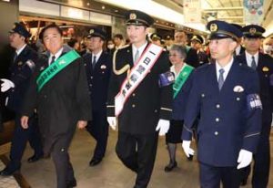  神奈川県警ではEXILEのMAKIDAIさんが年末の横浜駅を警戒