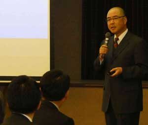  佐賀県警の三田本部長が企業社長らに交通安全の講演