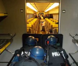  京都府警が特急列車内で国際テロ想定の訓練