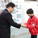 奈良県警が作成した「ながら見守り」リボンを大学生防犯ボランティアに贈呈。