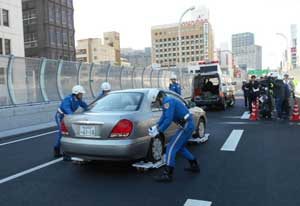  大阪府警が阪神高速で道路啓開・緊急交通路確保の訓練