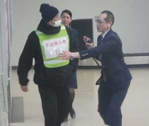  岩手県警が花巻空港で不法侵入事案の対応訓練