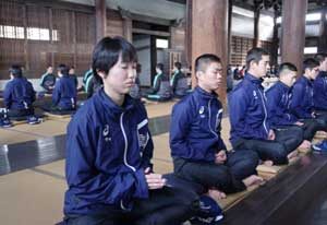  京都府警察学校の初任科生が座禅を体験