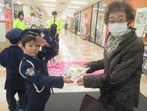  愛知県南署がひなまつりに合わせた事故防止キャンペーン