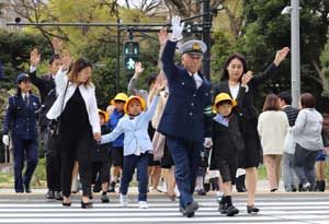  警視庁の三浦警視総監が新入学児童と横断訓練