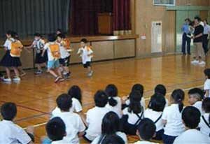 滋賀県米原署が小学校で不審者対応訓練を実施