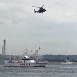 神奈川県警で警察船舶・ヘリの水難救助訓練