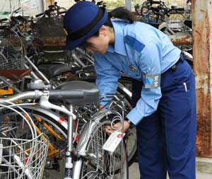 愛知県半田署で無施錠自転車に鍵掛けする「愛の鍵」大作戦