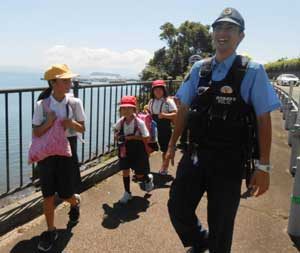  鹿児島県指宿署の制服警察官が小学生の登下校を見守り