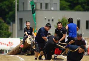  北海道北見署の力自慢が人間ばん馬大会で健闘