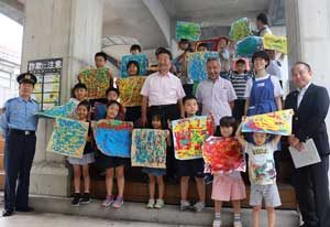  神奈川県警で小学生のアート作品飾るワークショップ