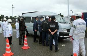  富山県警が国際港湾で関係機関と合同検問