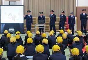 石川県警察学校が小学生招いた体験学習会