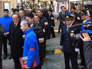  広島県警が歓楽街で活動する防犯ボランティアを激励