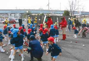  奈良県橿原署が園児を招いて「交通安全豆まき大会」