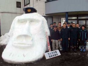 青森県黒石署のちとせ交番に「モアイ像」の雪だるまが鎮座