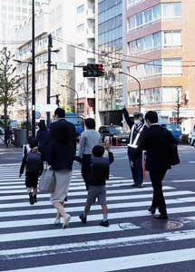  警視庁で児童たち見守る交通街頭配置を実施