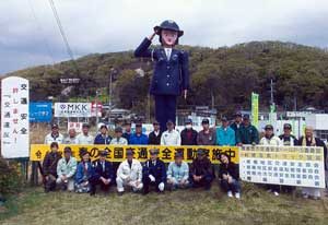  埼玉県寄居署が女性警察官の交通安全啓発ドールを設置