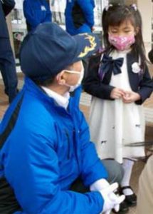  北海道岩見沢署・月形駐在所員が反射材付きマスクを新入学生に贈呈