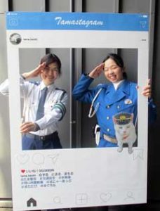  岡山県岡山西署で「交通安全チャレンジ」の写真用パネルを設置
