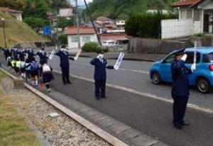  島根県川本署が通学路で独自の街頭活動「敬礼作戦」