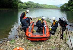  佐賀県小城署で舟艇組立・操法と要救助者救出訓練を実施