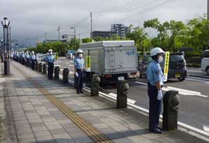佐賀県警察学校の初任科生で制服姿の「ブルーライン作戦」