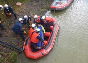 愛媛県警機動隊が水害を想定した災害警備訓練