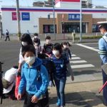 宮城県仙台東署が登校再開の小学校で門前街頭指導