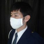島根県安来署の交通課員が光る手製マスクを着用