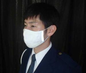 島根県安来署の交通課員が光る手製マスクを着用