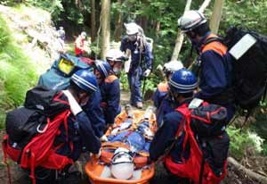  滋賀県木之本署が消防と合同で山岳遭難訓練