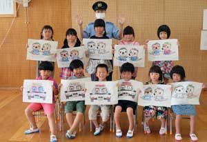 高知県安芸署が保育園で「ぬり絵交通安全教室」