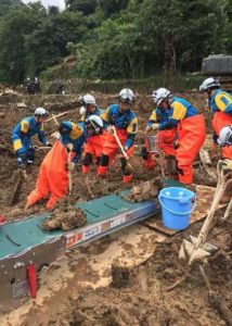 鳥取県警の広域緊急援助隊が災害現場活動状況を本部長に報告