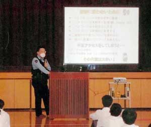 広島県福山北署の交番所員が中学・高校で防犯指導